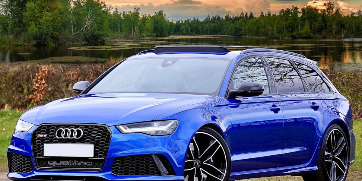 Audi RS6 station break de couleur foncée vue de profil, garée en extérieur