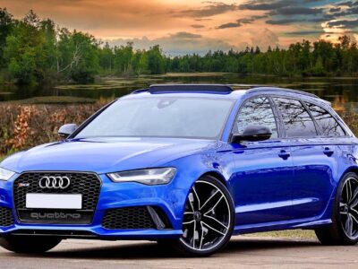 Audi RS6 station break de couleur foncée vue de profil, garée en extérieur