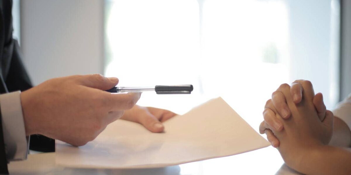 Homme consultant un comparatif d’assurances auto sur son ordinateur portable