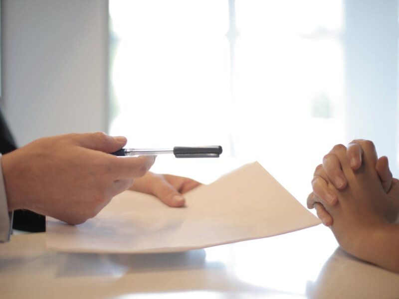 Homme consultant un comparatif d’assurances auto sur son ordinateur portable