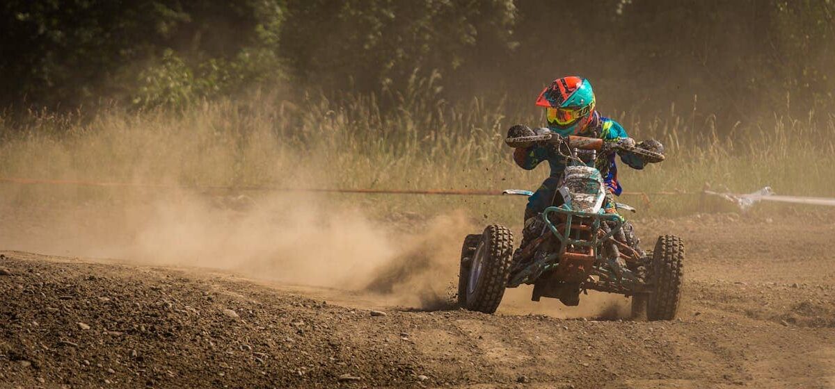 quads stationn33s dans la nature, pr3ats pour une aventure offroad
