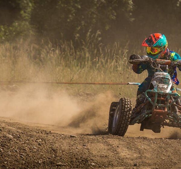 quads stationn33s dans la nature, pr3ats pour une aventure offroad