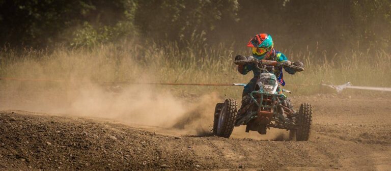 quads stationn33s dans la nature, pr3ats pour une aventure offroad
