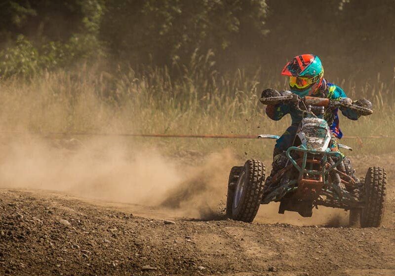 quads stationn33s dans la nature, pr3ats pour une aventure offroad