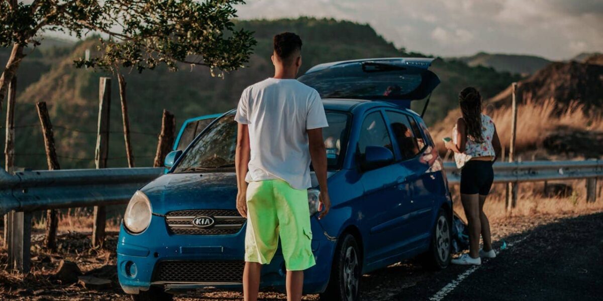 Deux personnes profitent d’une Kia neuve sur la route, symbole de confort et fiabilité en leasing chez Leasys.