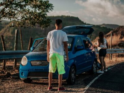 Deux personnes profitent d’une Kia neuve sur la route, symbole de confort et fiabilité en leasing chez Leasys.