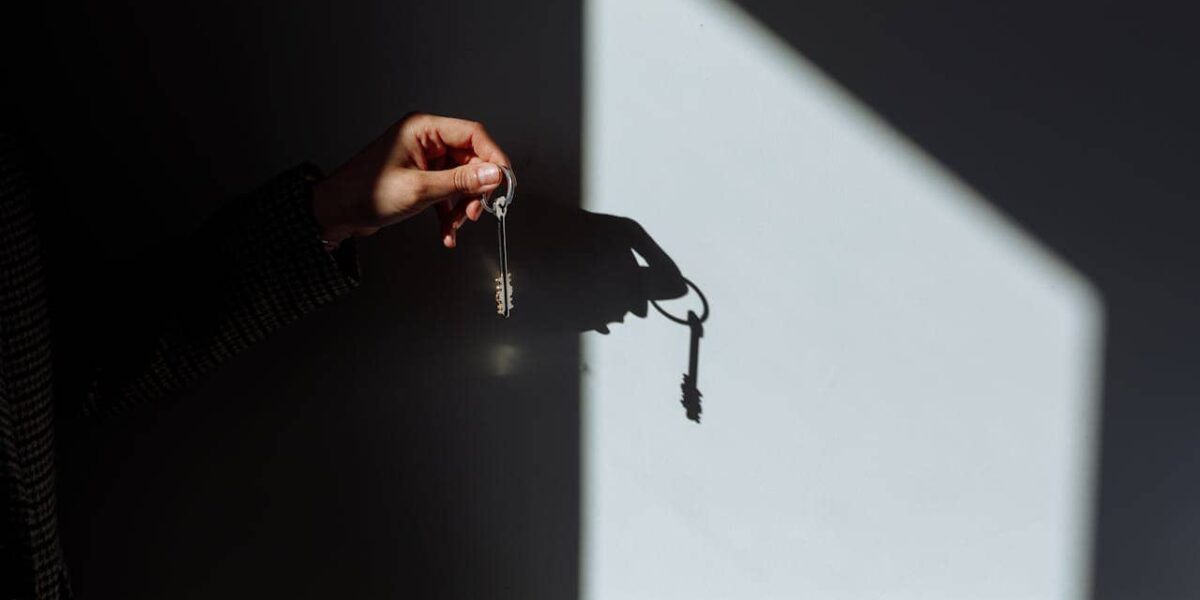 Voiture Opel moderne sur la route, repre9sentant le confort, la fiabilite9 et le plaisir de conduire en location