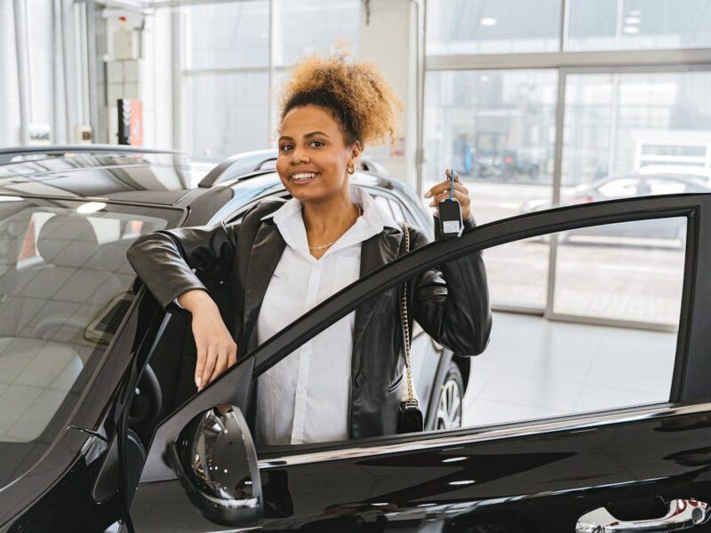 Personne calculant les options de financement pour l27achat d27une voiture neuve